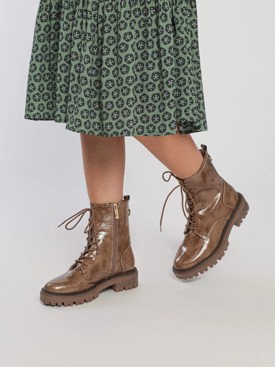 Ботинки лакированные коричневого цвета с рельефным протектором